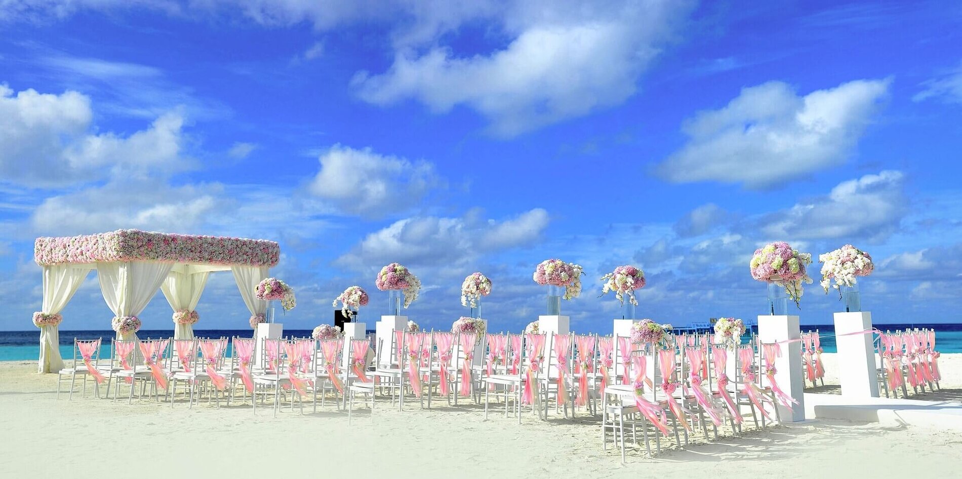 Festlich dekorierte Hochzeit am Strand