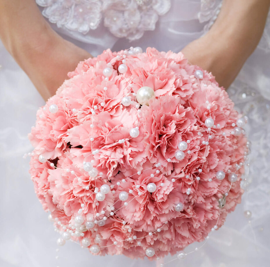 Pinker Brautstrauß mit Perlen dekoriert