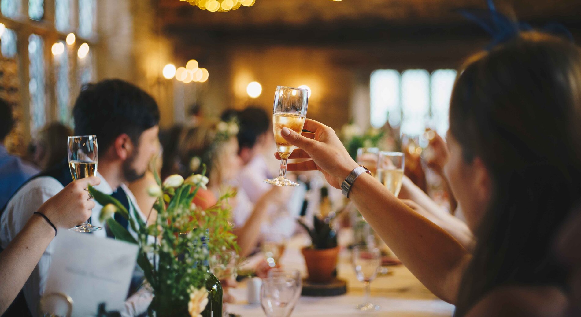 Hochzeitsfeier - Gäste erheben ihre Gläser