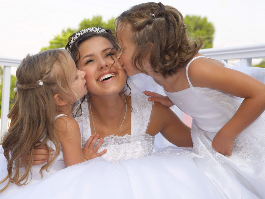 Braut mit zwei Mädchen