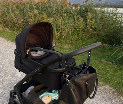 Kinder genießen abwechslungsreiche Spiel- und Bastelangebote während der Feier.