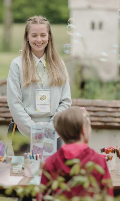 Fröhliche Kinder erleben unvergessliche Momente voller Spaß und Kreativität.