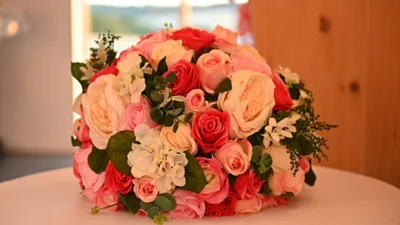 Festliche Tischdekoration mit Kerzen, Blumen und harmonisch abgestimmten Farben.