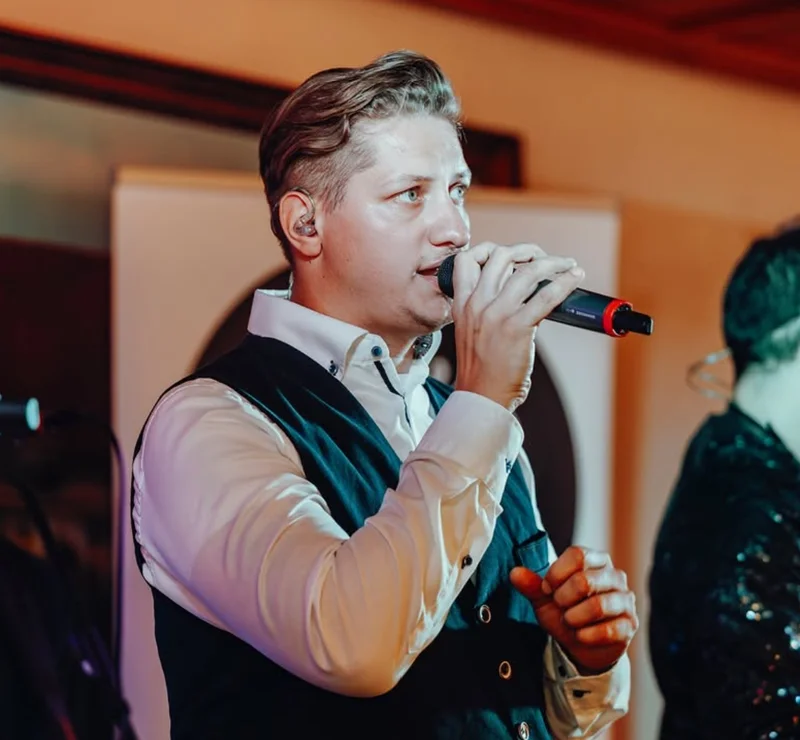 Musiker begeistern Gäste mit energiegeladenen Songs und echter Leidenschaft.