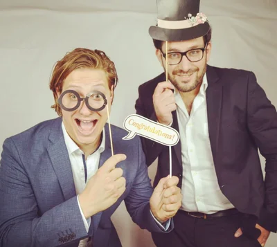 Blick auf die Band während eines stimmungsvollen Hochzeitsabends.