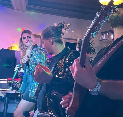 Perfekte Partystimmung durch professionelle Musiker und begeisterte Gäste.