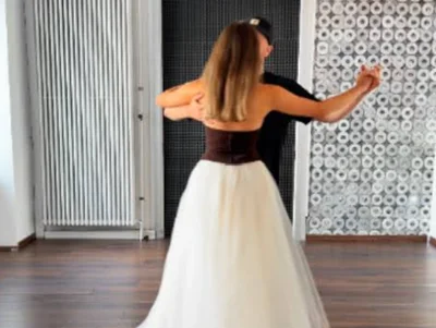 Romantischer Hochzeitstanz mit natürlichen Bewegungen, passend zur Musik und zum Paar perfekt.