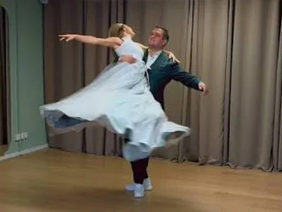 Brautpaar sammelt beim Tanztraining Sicherheit für einen entspannten Auftritt zur Hochzeit.