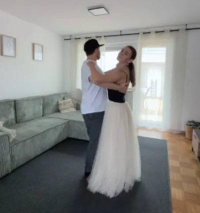 Paar trainiert mit Freude seinen individuellen First Dance für einen besonderen Hochzeitsmoment.