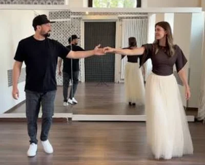 Stilvolle Tanzbewegungen und echte Emotionen machen den Hochzeitstanz unvergesslich schön.