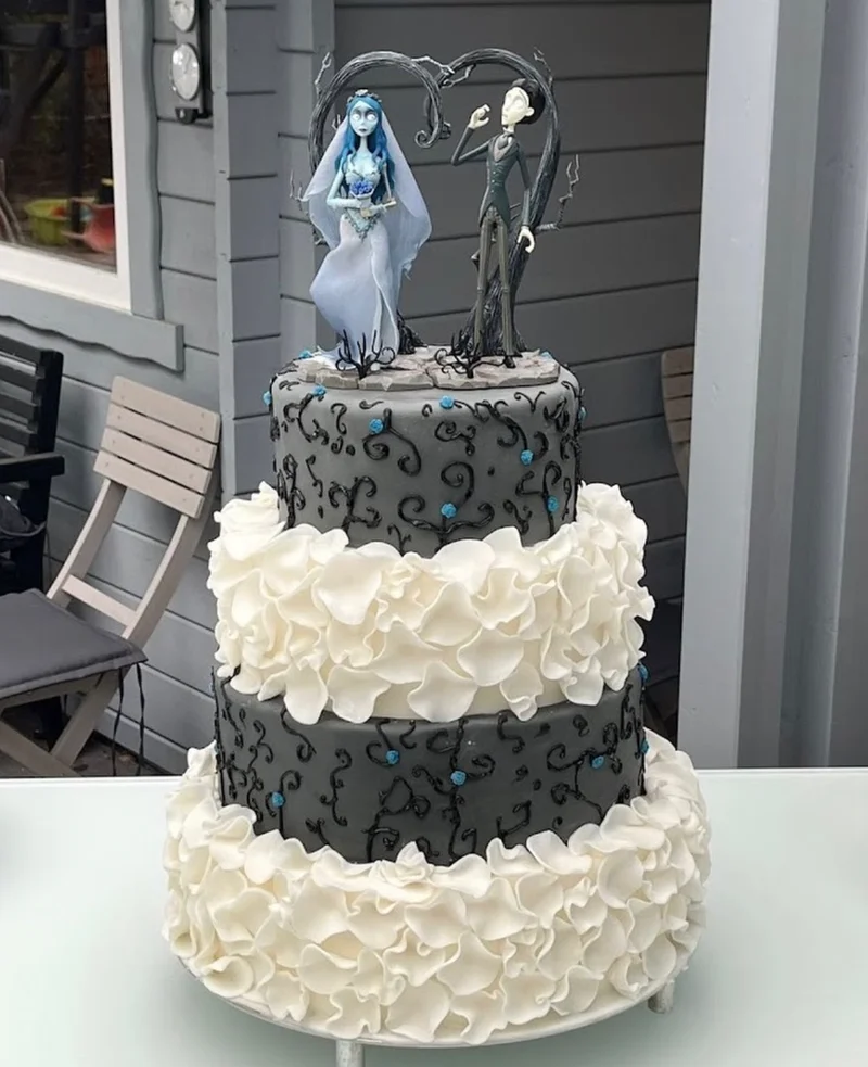 Exklusive Hochzeitstorte in romantischer Atmosphäre perfekt in Szene gesetzt.