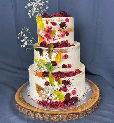 Stilvoller Sweet Table mit Hochzeitstorte und handgemachten Köstlichkeiten.