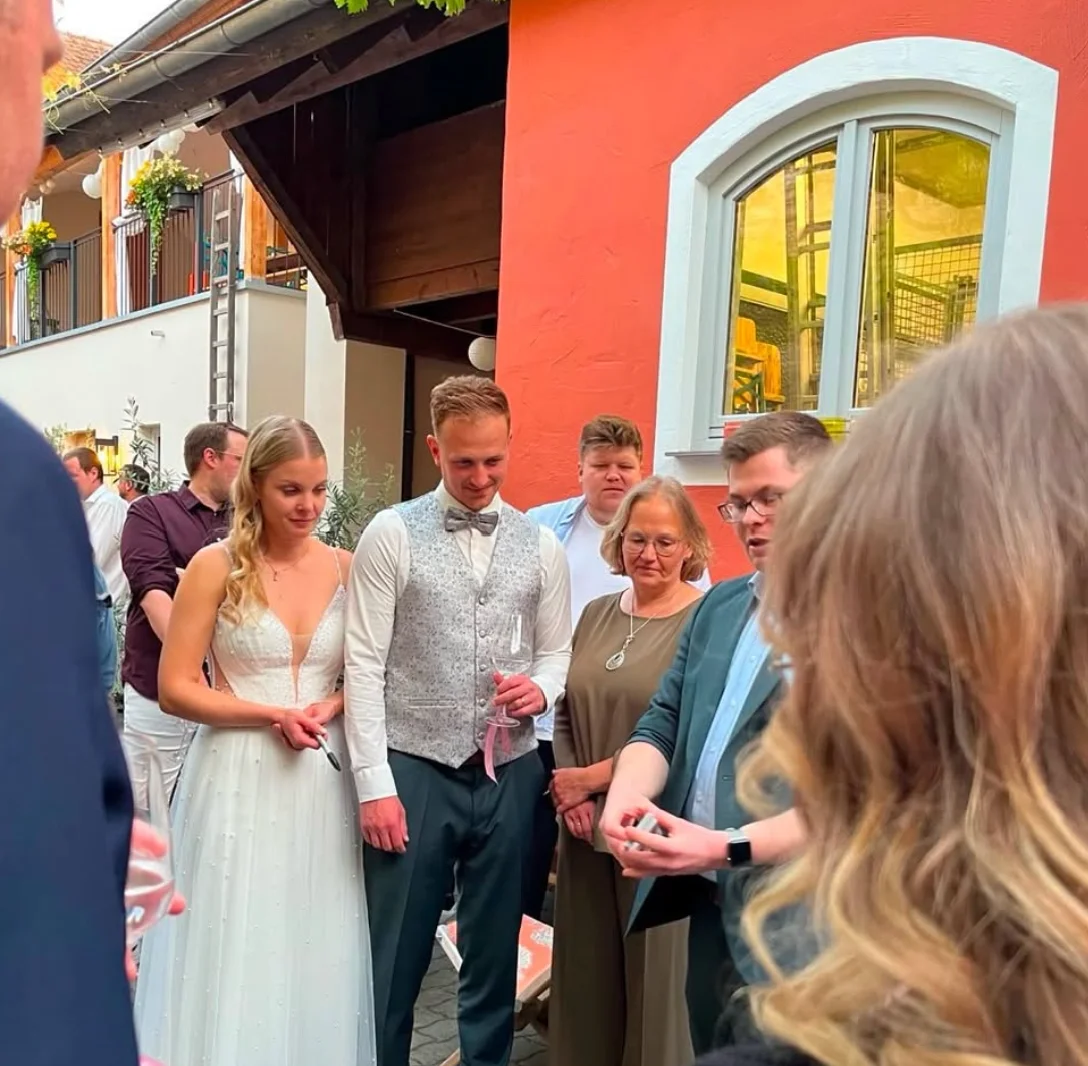Magischer Moment zwischen Brautpaar und Gästen voller Staunen und Emotionen.