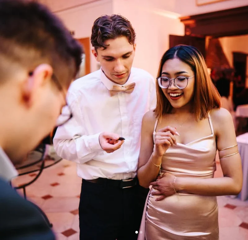 Moderne Close-up-Zauberei sorgt für unvergessliche Reaktionen auf eurer Hochzeit.