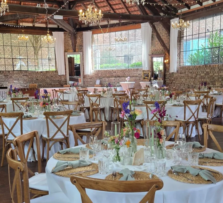 Stilvolle Hochzeitstafel mit liebevoll abgestimmter Dekoration und Kerzenschein.