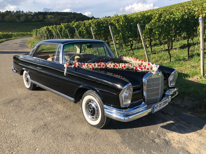 Elegantes Hochzeitsauto als perfekter Begleiter für unvergessliche Momente am großen Tag.