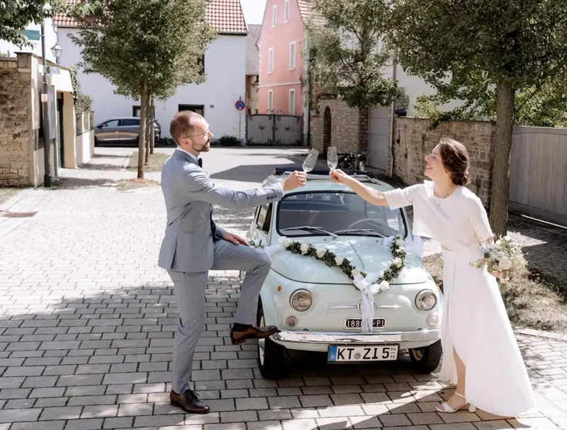 Zeitlose Eleganz auf vier Rädern für eine stilvolle und romantische Hochzeitsfahrt.
