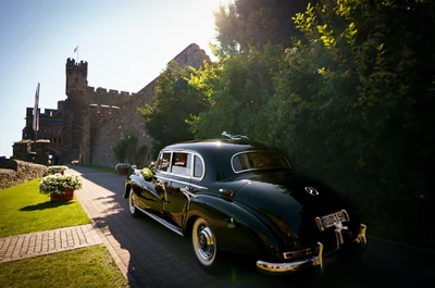 Romantische Hochzeitsmomente mit einem außergewöhnlichen Fahrzeug voller Charme und Stil.