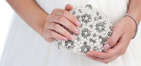 Die richtige Handtasche für deine Hochzeit: Fashion und Luxus fürs Outfit
Die richtige Handtasche für deine Hochzeit: Fashion und Luxus fürs Outfit
- kleine Tasche mit Perlenbesatz