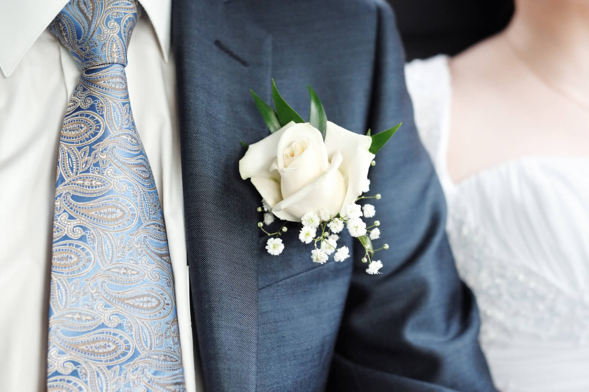 Hochzeitsanzug mit Ansteckblume